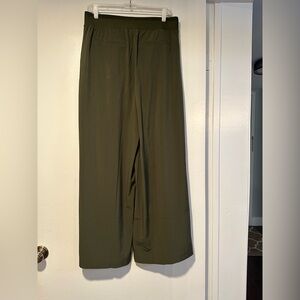 ATHLETA BROOKLYN HEIGHTS HIGH RISE
PLEATED WIDE LEG PANT.
LIKE NEW -WORN ONCE